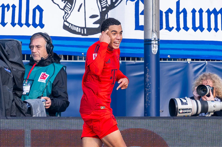 Der Kopf war's: Jamal Musiala (l) zeigt nach dem 2:0, womit er das Tor erzielt hat. — © David Inderlied/dpa