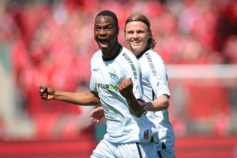 Ilyas Ansah (l) trifft trocken von der Strafraumgrenze. — © Daniel Karmann/dpa