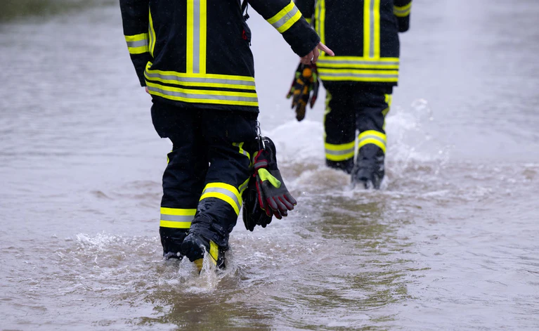 Einsatzkräfte der Freiwilligen Feuerwehren sollen künftig länger als nur bis zum Alter von 65 Jahren aktiv sein dürfen (Archivbild).  — © Sven Hoppe/dpa