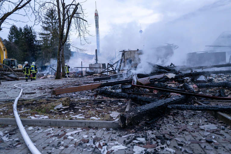 Nach dem Feuer qualmt es noch vielerorts. — © Pia Bayer/dpa
