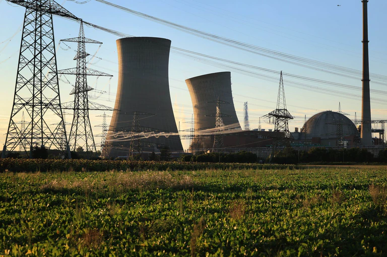 Im August 2024 wurden die Kühltürme des stillgelegten Kernkraftwerkes Grafenrheinfeld gesprengt. Der Angeklagte hatte dabei für Verzögerungen gesorgt. (Archivbild) — © Karl-Josef Hildenbrand/dpa