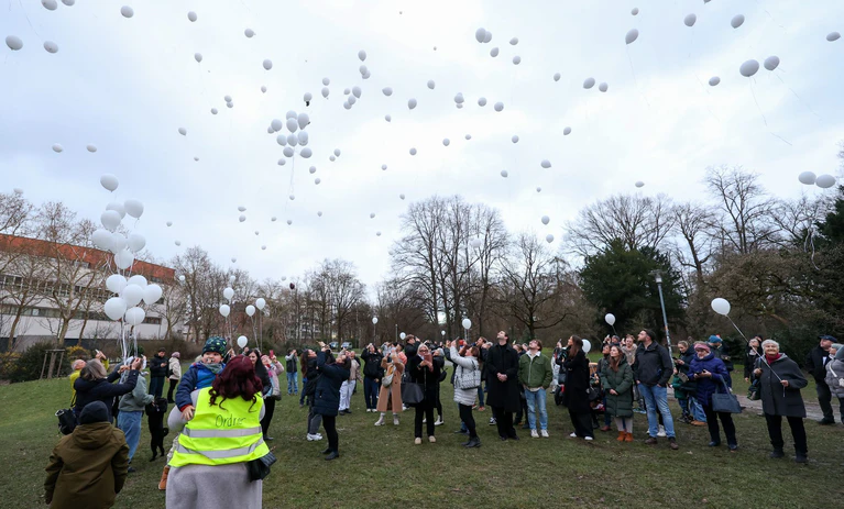 Luftballons steigen in den Aschaffenburger Himmel. — © Daniel Karmann/dpa