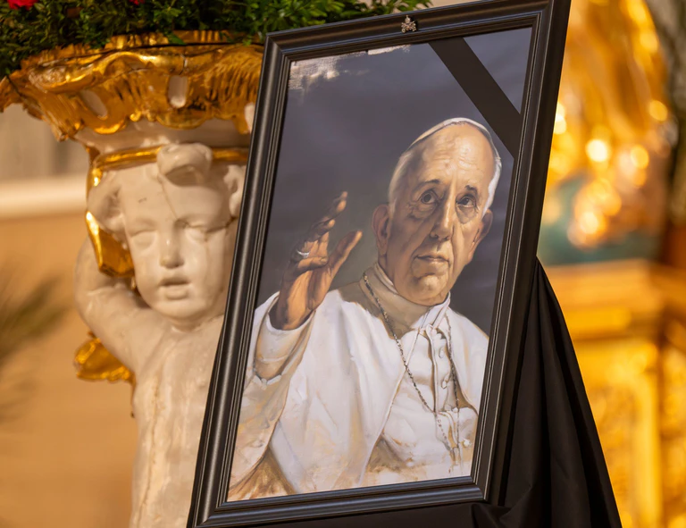 In vielen Kirchen sind Bilder des gestorbenen Papstes aufgestellt. — © Peter Kneffel/dpa
