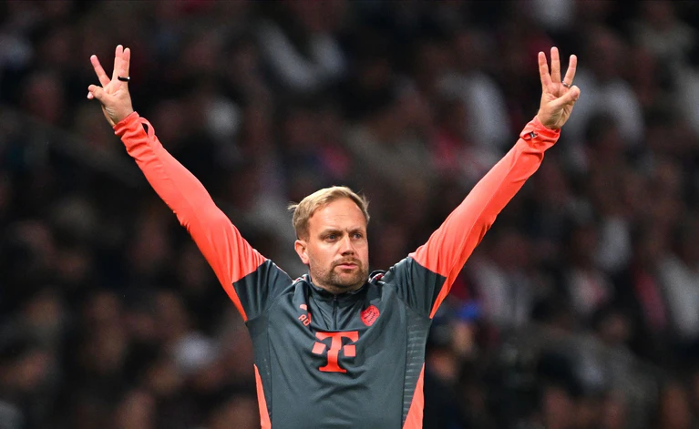 Einen Abend im Fokus: Aaron Danks vertrat den gesperrten Vincent Kompany. — © Federico Gambarini/dpa