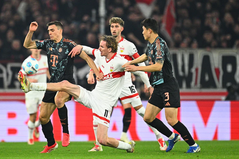 Weiter Gegner: Nick Woltemade (M) im Einsatz gegen die Bayern in der Rückrunde der vergangenen Saison. — © Tom Weller/dpa