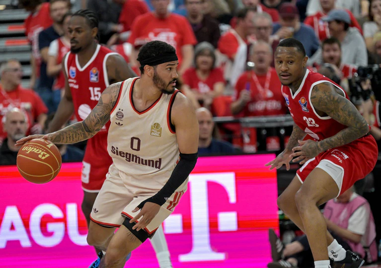 Nick Weiler-Babb (l.) und die Bayern-Basketballer stehen im Playoff-Halbfinale. — © Peter Kneffel/dpa