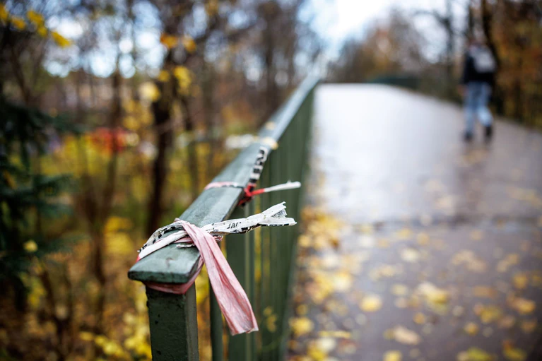 Der Tatort: Eine Fußgängerbrücke beim Englischen Garten. (Archivbild) — © Matthias Balk/dpa