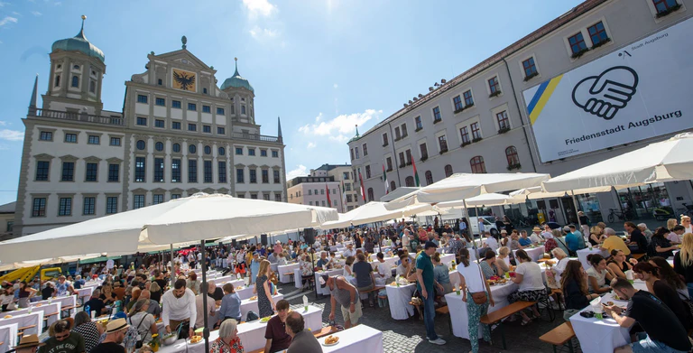 Die große Tafel auf dem Rathausplatz ist jedes Jahr der Höhepunkt des Friedensfestes. (Archivbild) — © Stefan Puchner/dpa