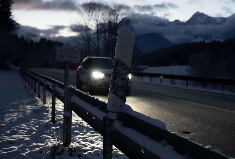 Schnee und Glätte beeinträchtigten auch die Autofahrer im Freistaat. — © Sven Hoppe/dpa