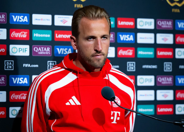 Harry Kane beantwortet Reporterfragen im Hard Rock Stadium. — © Sven Hoppe/dpa