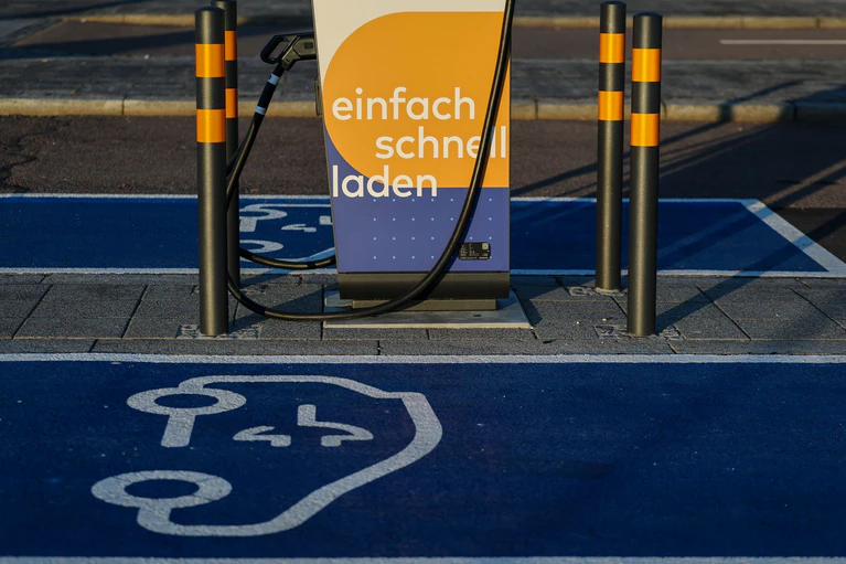 Eine Ladesäule am Flughafen Leipzig/Halle. Für Großstädter ohne eigenen Stellplatz ist das Laden eines E-Autos umständlicher und teurer als für Eigenheimbesitzer. (Symbolbild) — © Jan Woitas/dpa