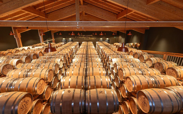Whisky-Fässer in der Destillerie Slyrs. — © Slyrs Whisky/dpa