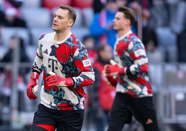 Manuel Neuer (l) fehlt dem FC Bayern weiter, Jonas Urbig (r) vertritt ihn. — © Sven Hoppe/dpa