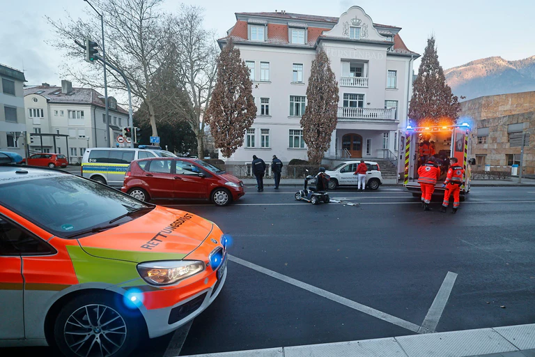 Eine Rotkreuz-Mitarbeiterin ist an der Unfallstelle vorbeigekommen und hat die Rettungskräfte verständigt. — © Markus Leitner/BRK Kreisverband Berchtesgadener Land/dpa