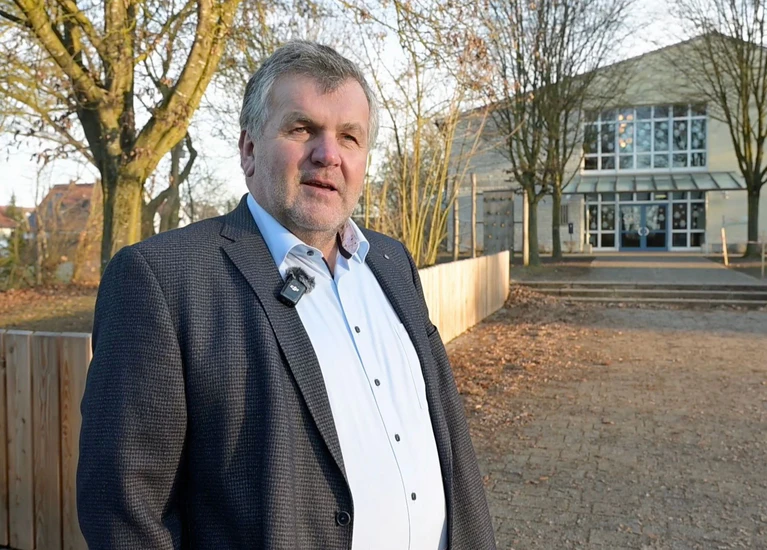 Er macht es nicht mehr: Karl Kolb ist amtierender Bürgermeister von Megesheim. Bei der kommenden Wahl tritt er aber nicht mehr an. — © Malin Wunderlich/dpa