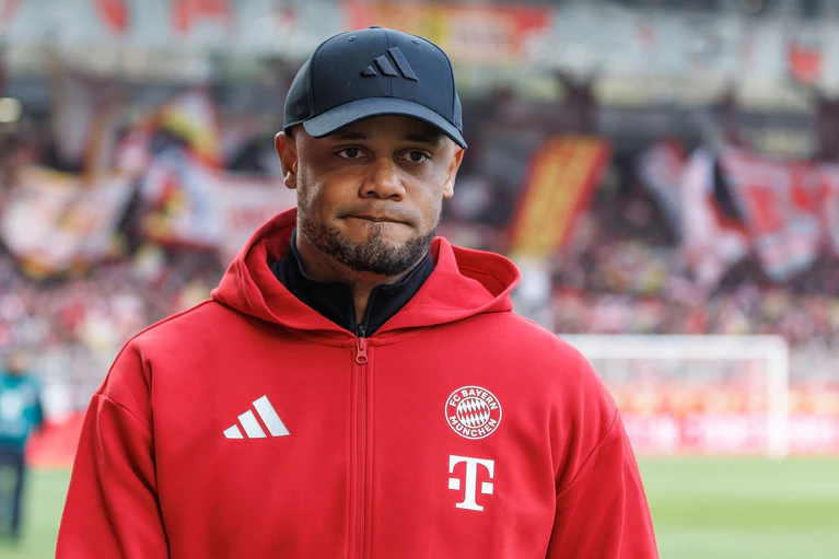 Vincent Kompany gibt seinen Spielern gleich die ganze Woche frei. — © Andreas Gora/dpa