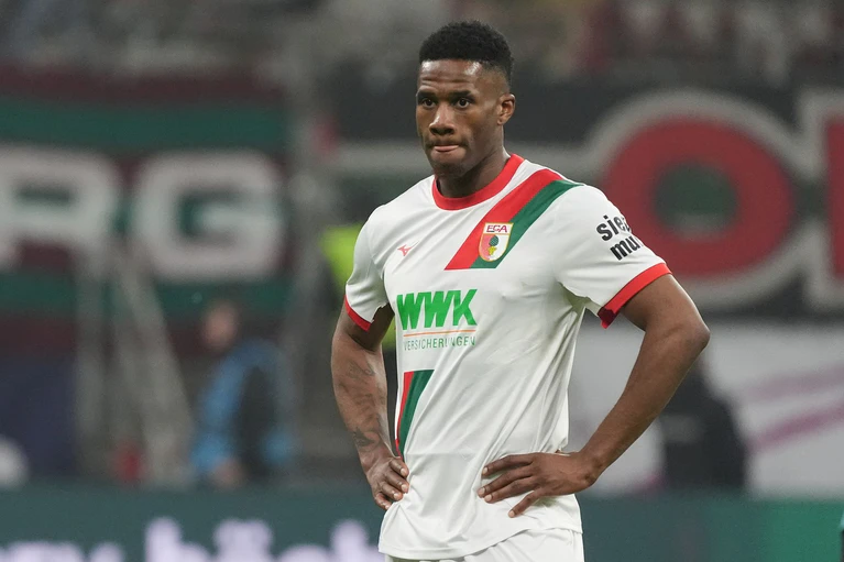 Samuel Essende verlässt den FC Augsburg. (Archivbild) — © Christian Charisius/dpa