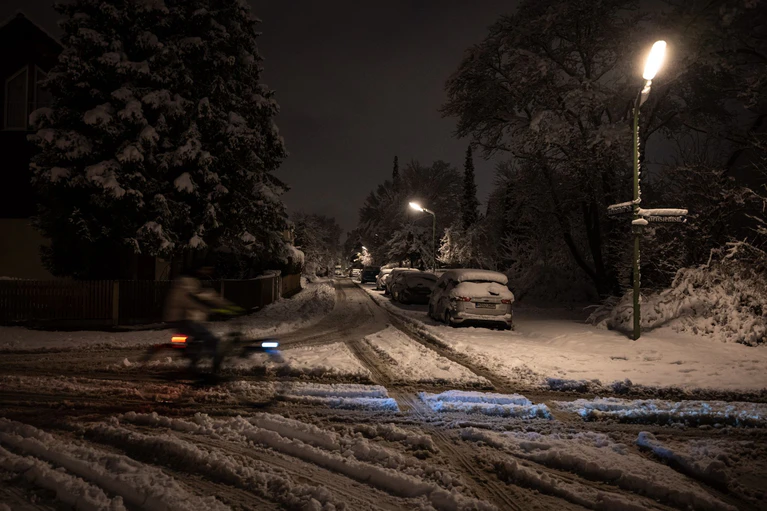 In den nächsten Tagen soll der Schnee in weiten Teilen Bayerns schmelzen. — © Lukas Barth-Tuttas/dpa