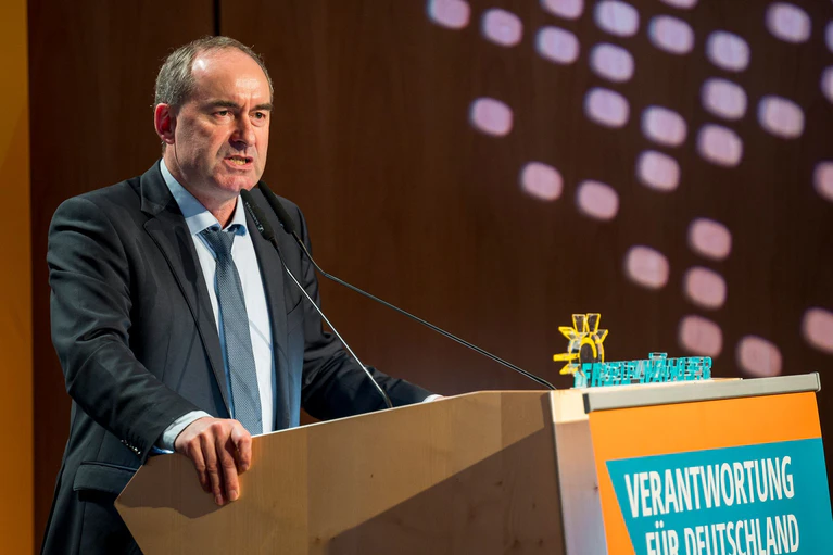Freie-Wähler-Chef Hubert Aiwanger zeigt sich beim Dreikönigstreffen seiner Partei verärgert über die mediale Berichterstattung. (Archivbild) — © Daniel Vogl/dpa