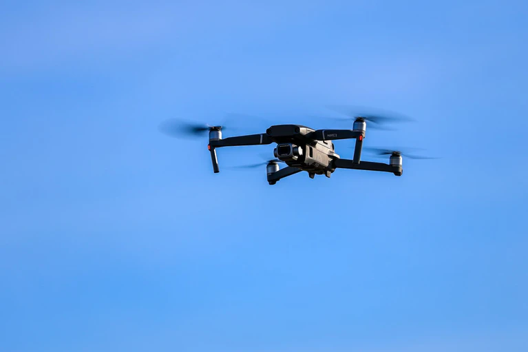Die Polizei fahndet nach der Drohnensichtung nach dem Piloten. (Symbolbild) — © Jan Woitas/dpa