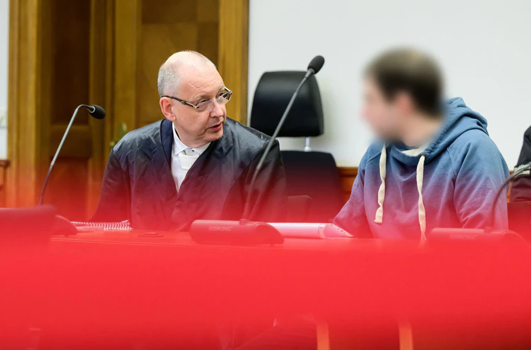 Den Beschuldigten wird vorgeworfen, an mehreren Tagen jeweils in den Abendstunden oder in der Nacht massive Gegenstände, etwa Warnbaken-Füße oder eine Betonplatte, von Autobahnbrücken auf die Fahrbahn, zum Teil auch direkt auf vorbeifahrende Fahrzeuge geworfen zu haben. — © Philipp Schulze/dpa