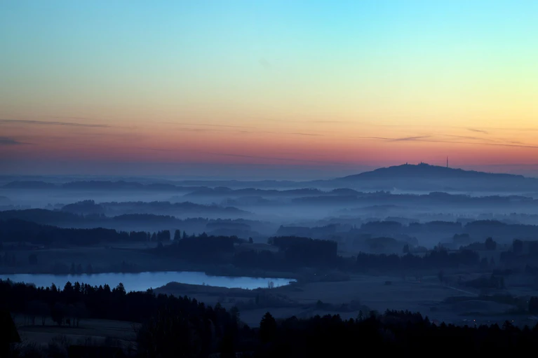 Sonntag und Montag werden noch überwiegend trocken und sonnig in Bayern. (Archivbild) — © Karl-Josef Hildenbrand/dpa