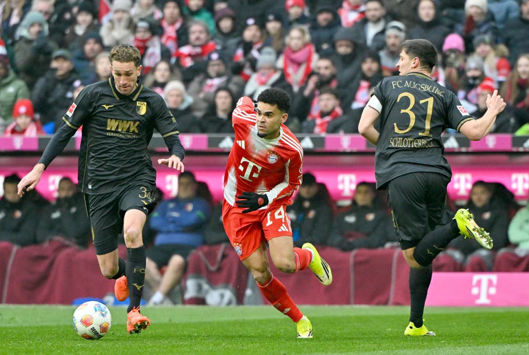 Arthur Chaves feiert einen Einstand nach Maß beim FC Augsburg. — © Peter Kneffel/dpa