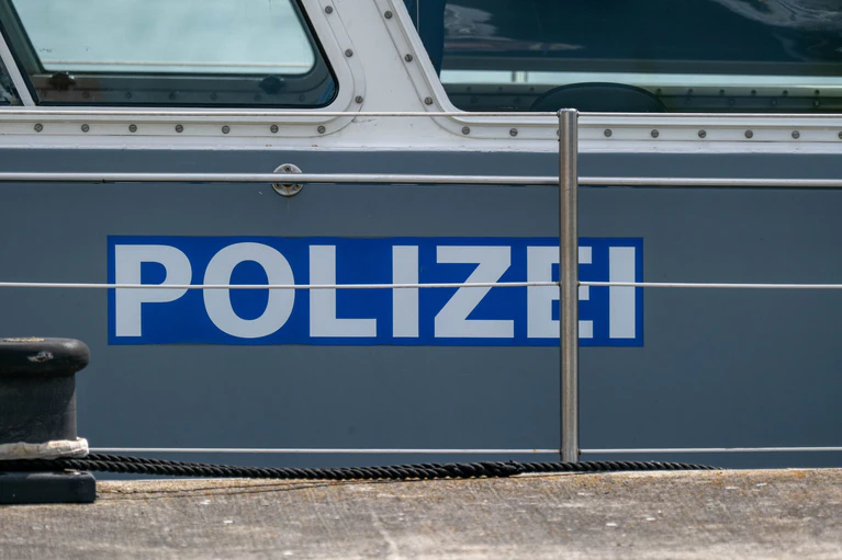 Die Wasserschutzpolizei war bei dem Unfall ebenfalls vor Ort. (Symbolbild) — © Stefan Sauer/dpa