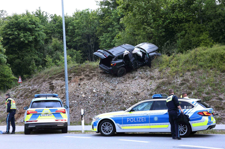In diesem Fluchtwagen verunglückten die drei mutmaßlichen Geldautomatensprenger nach rasender Flucht. — © Daniel Scharinger/APA/dpa