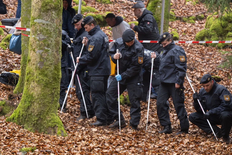 Dutzende Polizisten hatten den Wald abgesucht (Archivbild). — © Peter Kneffel/dpa
