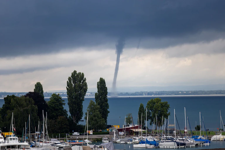Die Wasserhose war nach Angaben des Deutschen Wetterdienstes etwa eine Stunde zu sehen. — © Raphael Rohner/CH-Media/dpa