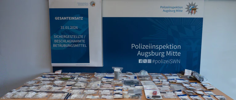 Ein Handout-Foto der Augsburger Polizei zu einem umstrittenen Großeinsatz in einem Club. Das Bild zeigt laut Ermittlern die während der Durchsuchungen gefundenen Drogen. — © Augsburger Polizei/dpa
