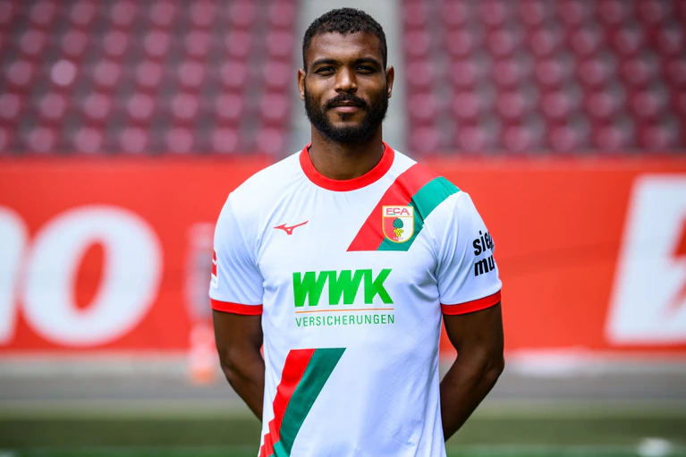 Traf zweimal für die Augsburger im Test gegen Pisa: Steve Mounié. — © Tom Weller/dpa