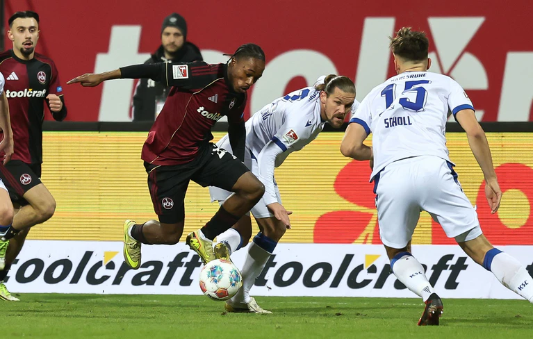 Mohamed Ali Zoma (l) bereitet dem Karlsruher SC permanent Probleme. — © Daniel Löb/dpa
