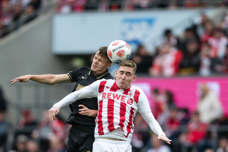 Kölns Isak Johannesson (r) und Augsburgs Robin Fellhauer kämpfen um den Ball. — © Marius Becker/dpa