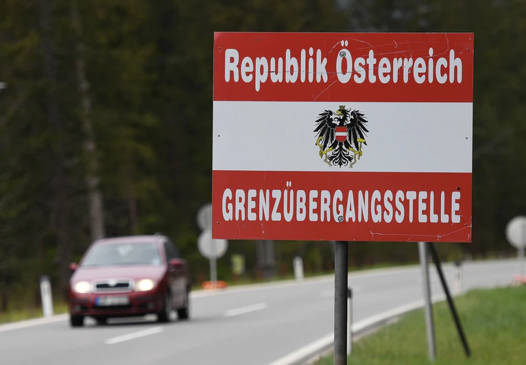 Nächstes Jahr kann man die dann roten Vignetten zum letzten Mal an die Windschutzscheibe kleben. (Archivbild) — © Angelika Warmuth/dpa/dpa-tmn