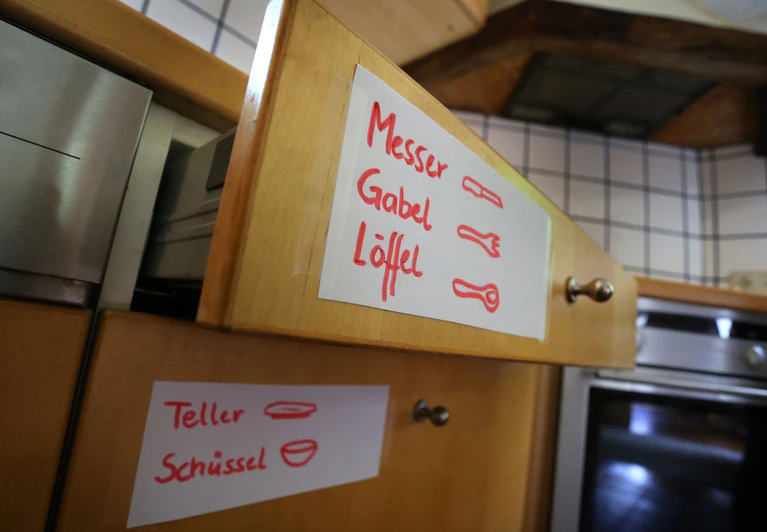 Wenn die Demenz zuschlägt, brauchen die Betroffenen im Alltag viel Unterstützung. (Symbolbild) — © picture alliance / dpa