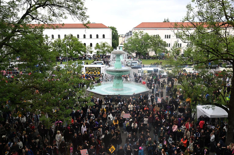 Mehrere Tausend Teilnehmerinnen und Teilnehmer versammelten sich vor der Münchner Ludwig-Maximilians-Universität.  — © Felix Hörhager/dpa