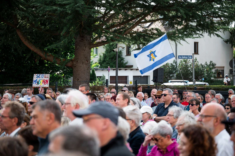 Die Menschenkette hatte die Israelitische Kultusgemeinde Nürnberg organisiert. — © Daniel Vogl/dpa