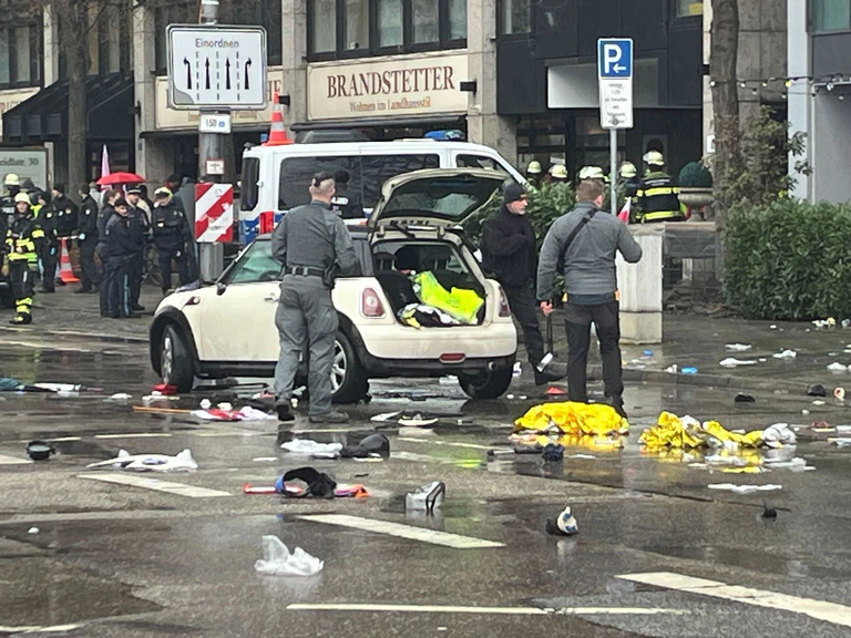 Trümmer liegen auf der Straße verteilt. — © Christoph Trost/dpa
