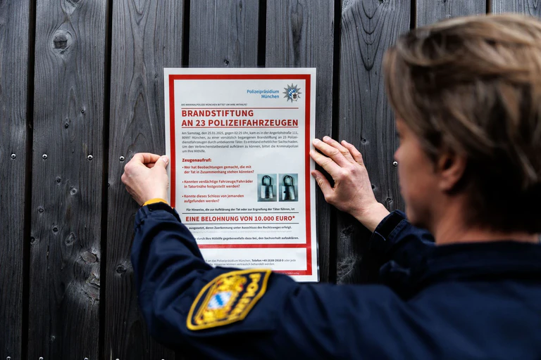 Fahndungsplakate sollen bei der Suche nach möglichen Zeugen helfen. — © Matthias Balk/dpa