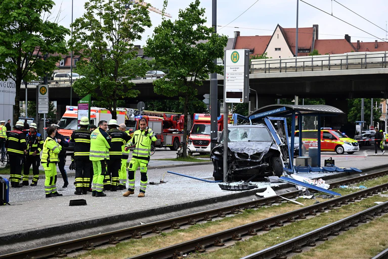 Nach dem Unfall starben zwei Menschen Tage später an ihren Verletzungen. (Archivbild) — © Felix Hörhager/dpa