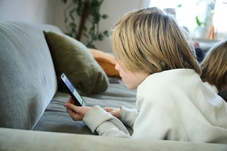Einer Expertin zufolge sind Kinder heute viel jünger, wenn sie das erste Handy bekommen. (Archivbild) — © Annette Riedl/dpa