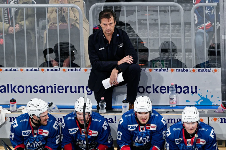 Die Adler Mannheim um Trainer Dallas Eakins verpassen die vorzeitige Halbfinal-Qualifikation. (Archivbild) — © Uwe Anspach/dpa