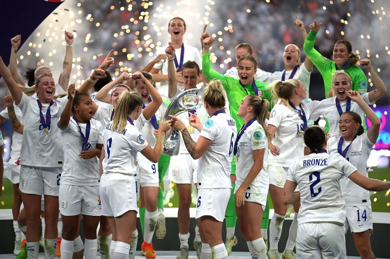 Europameisterinnen 2022 in Wembley: Englands Fußballerinen — © Sebastian Christoph Gollnow/dpa