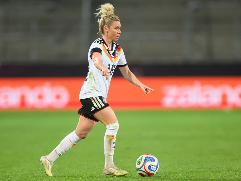 Weiter Bayern-Dirigentin: Linda Dallmann. (Archivbild) — © Robert Michael/dpa