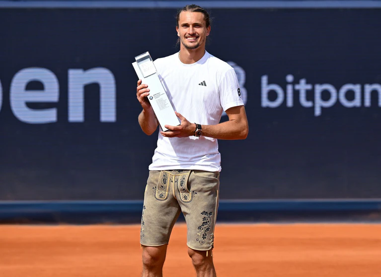 Siegerpose mit Lederhose: Alexander Zverev gewinnt in München. — © Sven Hoppe/dpa