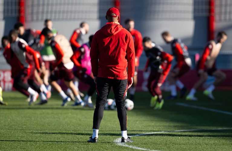 Bayern-Trainer Vincent Kompany beobachtet seine Spieler beim Training vor dem PSG-Spiel. — © Sven Hoppe/dpa