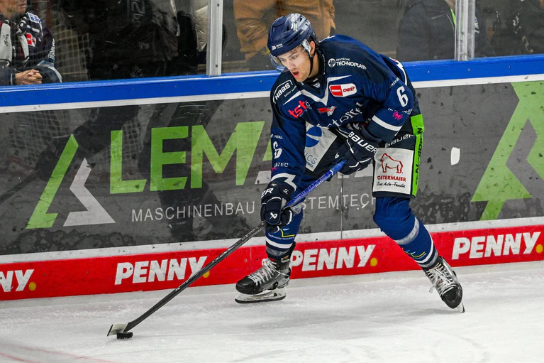 Alex Green bleibt ein Tiger. — © Armin Weigel/dpa