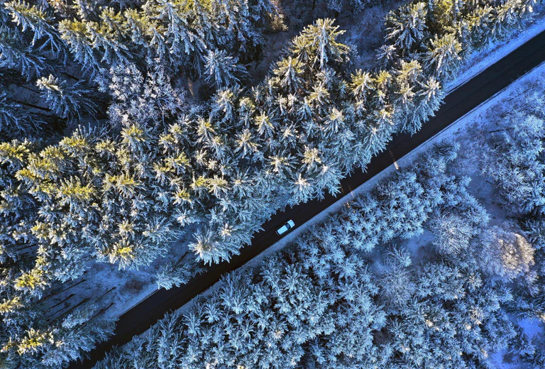 Einen Eiskratzer sollten Autofahrer diese Woche bei sich haben, denn es bleibt frostig. (Symbolfoto) — © Karl-Josef Hildenbrand/dpa